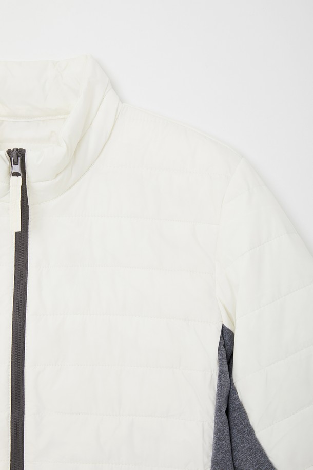 사이드 스판 경량 패딩 점퍼 CJP151는 겨울철 출근룩을 위한 캐주얼, 스포티, 미니멀 스타일의 필수 아이템입니다. 화이트와 그레이 두 가지 색상으로 출시되어 어떤 옷에도 쉽게 매치할 수 있습니다. 얇은 두께감의 경량 패딩으로, 나일론과 폴리에스테르 혼방 소재로 제작되어 부드러운 촉감과 뛰어난 신축성을 자랑합니다. 무지 디자인에 사이드 배색 디테일이 돋보이며, 레귤러핏과 집업 스타일로 편안한 착용감을 선사합니다. 긴 소매 기장의 이 패딩 점퍼는 일상생활에서 폭넓게 활용할 수 있습니다.
