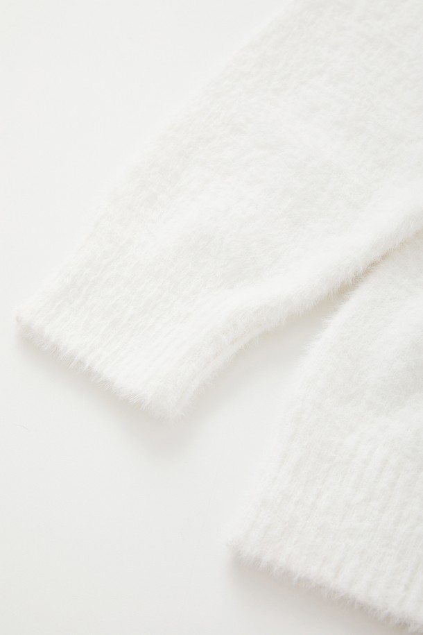 **상품 설명:**

CKA107 멀티컬러 모헤어 버튼 가디건은 여성용 니트/스웨터 상의입니다. 부드러운 촉감의 모헤어 소재로 제작되었으며, 봄, 가을에 착용하기 좋은 얇은 두께의 레귤러핏 가디건입니다. 브이넥 디자인에 긴 소매, 무지 패턴으로 미니멀, 클래식, 캐주얼 스타일을 연출하기 좋습니다. 데이트룩에 어울리는 아이템으로, 버튼 디테일이 돋보입니다.
