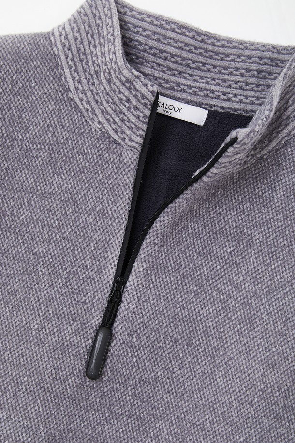 플리스 반집업 하프넥 니트티 CNIT112는 부드러운 촉감과 따뜻한 보온성을 제공하는 여성용 상의입니다. 가을과 겨울, 집콕룩을 위한 캐주얼, 미니멀, 클래식 스타일 연출에 적합합니다. 루즈핏 크롭 기장으로, 하프넥 디자인과 긴 소매, 무지 패턴이 특징입니다. 두꺼운 두께감의 플리스 소재에 골지 소매 디테일로 포인트를 더했습니다. 집업 방식으로 간편하게 착용할 수 있으며, 데일리룩으로 활용하기 좋습니다.
