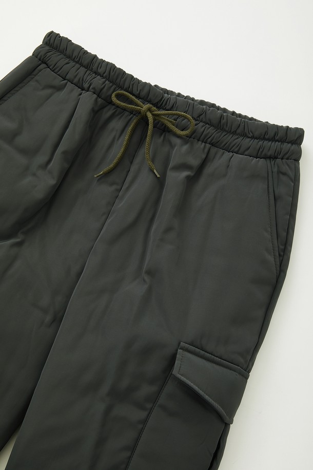 라이프 경량 패딩 조거 팬츠 CPT169는 겨울철 캠핑룩과 캐주얼, 스포티, 미니멀 스타일을 모두 아우르는 활용도 높은 아이템입니다. 부드러운 촉감의 폴리에스터 소재에 릴랙스 핏으로 편안함을 더했으며, 가볍지만 두꺼운 패딩 안감으로 보온성을 높였습니다. 무지 디자인에 카키, 그린 두 가지 색상으로 출시되어 어떤 상의에도 쉽게 매치할 수 있습니다. 밑단 밴딩과 사이드 포켓 디테일이 실용성을 더하여 일상과 캐주얼한 활동에 적합합니다. 
