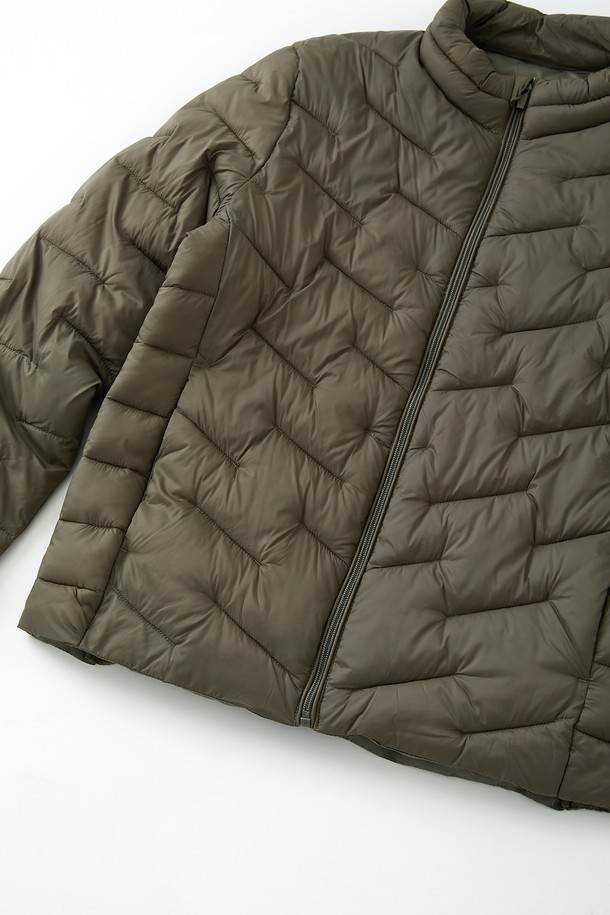 **경량 사선 누빔 패딩 점퍼 CJP155**는 가볍고 따뜻한 겨울철 필수 아우터입니다. 캐주얼하고 베이직한 스타일로, 어떤 룩에도 쉽게 매치할 수 있습니다. 숏 기장의 레귤러핏으로 활동성을 높였으며, 경량 소재와 사선 퀄팅 디자인을 더해 세련된 느낌을 줍니다. 부드러운 촉감의 나일론과 폴리에스테르 혼방 소재로 제작되어 편안한 착용감을 선사합니다. 카키와 올리브 두 가지 색상으로 출시되어, 취향에 맞게 선택할 수 있습니다.
