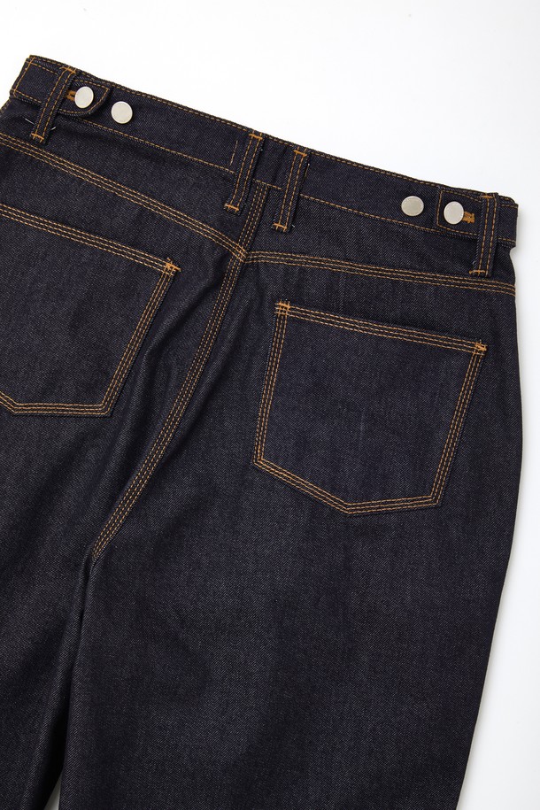 네이비 컬러의 원턱 루즈핏 데님 팬츠 CJN111입니다. 캐주얼하고 미니멀한 스타일 연출에 적합하며, 봄, 가을에 입기 좋은 두꺼운 두께감의 긴 기장 데님 팬츠입니다. 뻣뻣한 촉감의 데님 소재로 제작되었으며, 넉넉한 루즈핏으로 편안한 착용감을 선사합니다. 무지 디자인에 원턱 디테일이 더해져, 심플하면서도 스타일리시한 매력을 더했습니다. 일상복으로 활용하기 좋은 남성용 데님 팬츠입니다.
