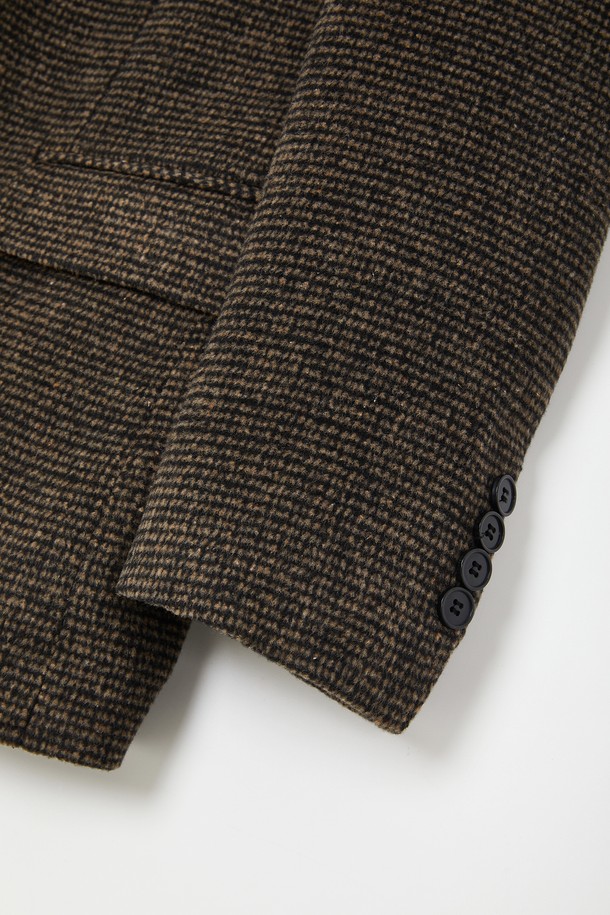 모던한 감각을 더한 울 모눈 체크 버튼 재킷 CJK119입니다. 블랙브라운 컬러의 모눈 체크 패턴이 세련된 느낌을 주며, 울과 폴리에스터 혼방 소재로 제작되어 봄, 여름, 가을, 겨울 사계절 모두 활용 가능합니다. 베이직 핏에 전체 안감 처리로 편안한 착용감을 선사하며, 버튼 여밈 방식으로 클래식하고 미니멀한 스타일을 연출합니다. 출근룩, 비즈니스 캐주얼, 모임룩 등 다양한 TPO에 활용하여 시크한 매력을 뽐낼 수 있습니다.
