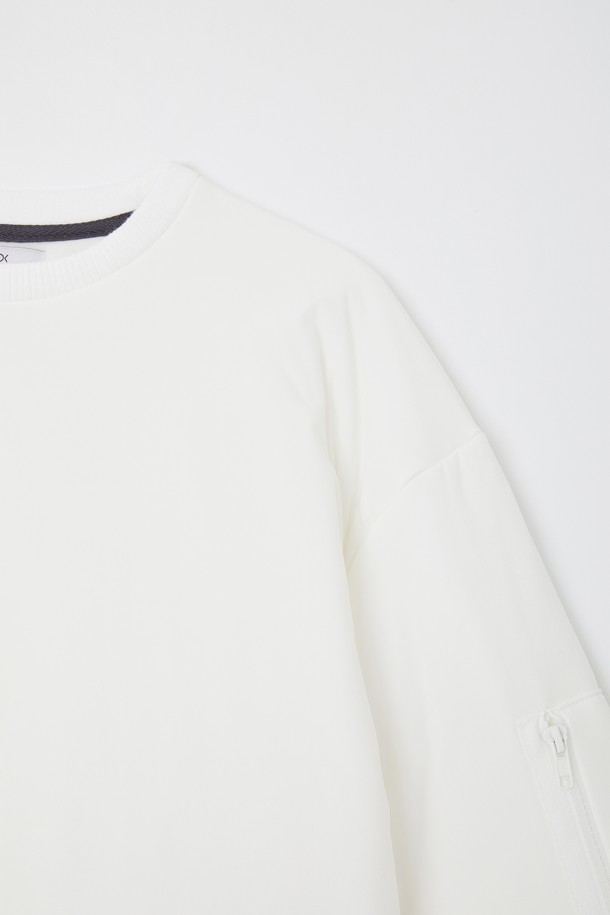 "슬리브 포켓 방풍 패딩 맨투맨 CTEE127"은 캐주얼, 스포티, 미니멀 스타일을 추구하는 분들을 위한 공용 맨투맨입니다. 부드러운 면 소재에 안감은 패딩으로 제작되어, 봄, 가을, 겨울 3계절 모두 따뜻하게 착용할 수 있습니다. 무지 디자인에 레귤러 핏, 긴 소매 기장으로 어떤 스타일에도 잘 어울리며, 라운드넥으로 편안함을 더했습니다. 방풍 기능과 포켓 디테일이 실용성을 높여 일상생활에서 활용하기 좋습니다.
