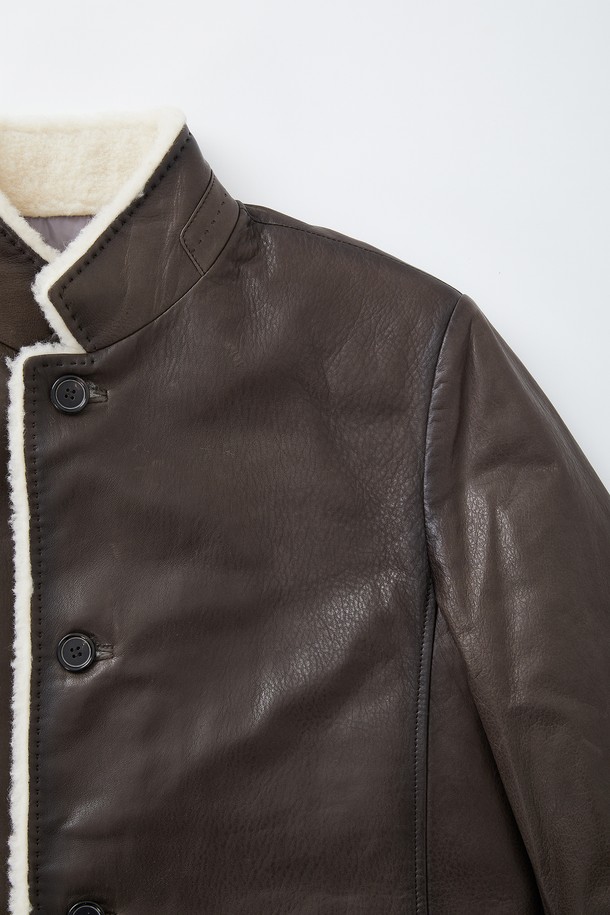 부드러운 양가죽 소재의 브라운 컬러 구스다운 재킷 CLJP127입니다. 겨울철 일상과 출근룩, 모임룩에 모두 잘 어울리는 클래식하고 미니멀한 스타일을 연출할 수 있습니다. 레귤러핏에 버튼 여밈 방식으로, 따뜻한 퍼 안감과 포켓 디테일이 돋보입니다. 두꺼운 두께감으로 뛰어난 보온성을 제공하며, 긴 소매 기장으로 안정적인 착용감을 선사합니다. 무지 디자인으로 어떤 옷에도 매치하기 용이합니다.
