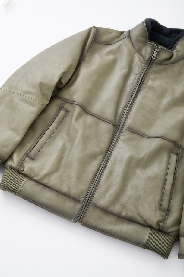 램스킨 라인 워싱 구스다운 점퍼 CLJP128은 남성용 구스다운 점퍼입니다. 부드러운 램스킨 소재에 워싱 처리하여 자연스러운 멋을 더했으며, 겨울철 캐주얼 스타일을 완성합니다. 톤 다운된 카키 컬러와 레귤러핏 디자인으로 어떤 옷에도 쉽게 매치할 수 있습니다. 출근룩과 여행룩에 모두 활용 가능하며, 미니멀, 클래식 스타일을 선호하는 분들께 추천합니다. 
