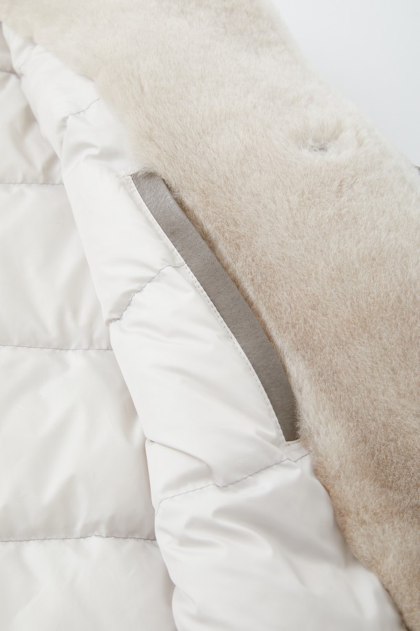 부드러운 양가죽 소재의 남성용 구스다운 재킷입니다. 클래식하고 베이직한 스타일로, 겨울철 일상에서 따뜻하게 착용하기 좋습니다. 베이지 컬러에 레귤러 핏으로 제작되었으며, 넉넉한 빅포켓 디테일이 돋보입니다. 버튼 여밈 방식으로 간편하게 착용할 수 있으며, 긴 소매 기장과 두꺼운 두께감으로 보온성을 높였습니다. 
