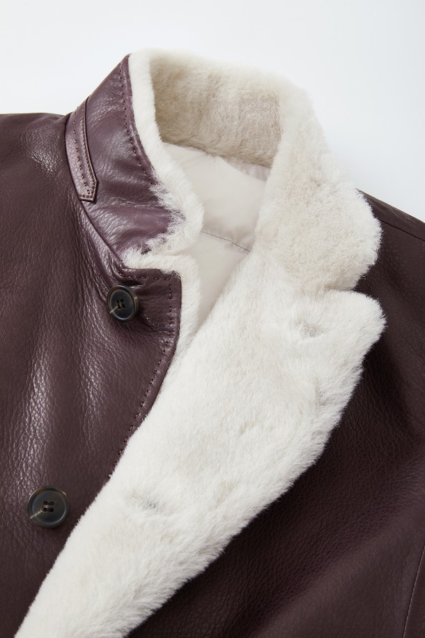 부드러운 양가죽 소재의 남성용 구스다운 재킷입니다. 클래식하고 미니멀한 스타일로, 겨울철 출근룩에 적합합니다. 넉넉한 빅포켓 디자인이 특징이며, 레귤러핏으로 편안한 착용감을 선사합니다. 브라운 컬러의 무지 디자인으로 어떤 옷에도 쉽게 매치할 수 있습니다. 두꺼운 두께감으로 뛰어난 보온성을 제공합니다.
