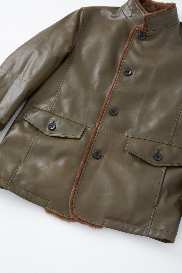 코팅 램스킨 미들넥 구스다운 재킷 CLJP126은 남성용 겨울 아우터로, 클래식한 스타일을 연출합니다. 램스킨 소재에 구스다운 충전재를 사용하여 부드러운 촉감과 뛰어난 보온성을 제공합니다. 미디엄 기장의 카키색 무지 디자인으로, 출근룩이나 데이트룩 등 다양한 TPO에 활용 가능합니다. 버튼 여밈 방식과 레귤러핏으로 편안한 착용감을 선사하며, 시크하고 미니멀한 스타일을 완성합니다. 긴 소매와 코팅 처리된 디자인이 특징이며, 두꺼운 두께감으로 따뜻하게 착용할 수 있습니다.
