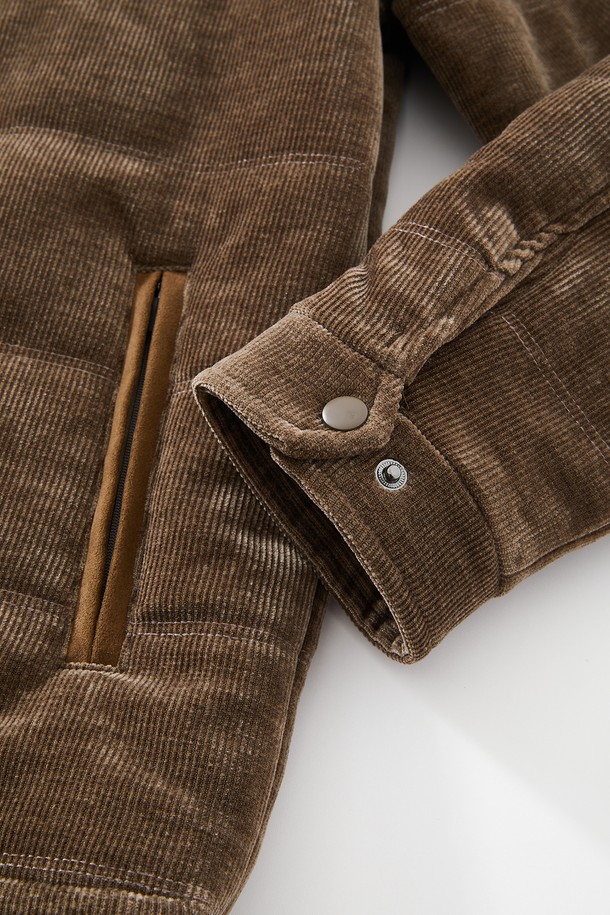 **코듀로이 패딩 후드 탈부착 점퍼 CJP134**는 부드러운 코듀로이 소재로 제작되어 포근한 촉감을 선사하는 남성용 겨울 점퍼입니다. 캐주얼, 클래식, 미니멀 스타일을 모두 아우르는 디자인으로, 일상 및 출근룩에 활용하기 좋습니다. 넉넉한 두께감과 레귤러 핏으로 편안한 착용감을 제공하며, 후드는 탈부착이 가능하여 다양한 연출이 가능합니다. 브라운 컬러의 무지 디자인으로 어떤 옷에도 쉽게 매치할 수 있는 활용도 높은 아이템입니다. 집업 스타일로 간편하게 입고 벗을 수 있습니다.
