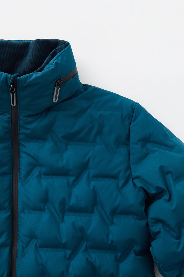 방풍 퀼팅 미들넥 다운 점퍼 CJP152는 겨울철 추위로부터 당신을 보호해 줄 베이직 스타일의 다운 점퍼입니다. 넉넉한 두께감과 부드러운 촉감의 나일론 소재로 제작되어 편안한 착용감을 선사합니다. 미들넥 디자인과 퀼팅 디테일이 특징이며, 톤온톤 블루 컬러가 어떤 옷에도 잘 어울립니다. 일상, 출근, 여행 등 다양한 TPO에 활용 가능하며, 캐주얼, 미니멀, 클래식 스타일을 즐겨 입는 분들께 추천합니다. 특히 방풍 기능과 뛰어난 보온성으로 한겨울에도 따뜻하게 입을 수 있습니다.
