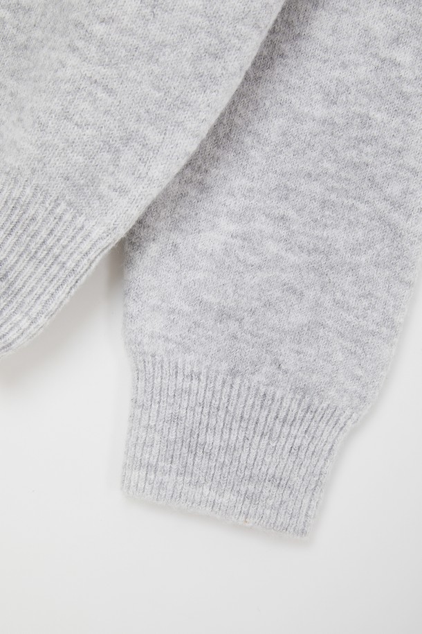 **멀티컬러 에어울 긴팔 니트 CNIT109**

가을과 겨울, 당신의 스타일을 책임질 여성용 멀티컬러 에어울 긴팔 니트입니다. 부드러운 촉감의 울 소재로 제작되어 포근하고 따뜻하며, 베이직한 디자인으로 다양한 룩에 활용하기 좋습니다. 레귤러핏 라운드넥 디자인에 크롭 기장으로 세련된 실루엣을 연출합니다. 출근룩부터 캐주얼, 클래식, 미니멀 스타일까지 폭넓게 소화 가능한 아이템입니다.
