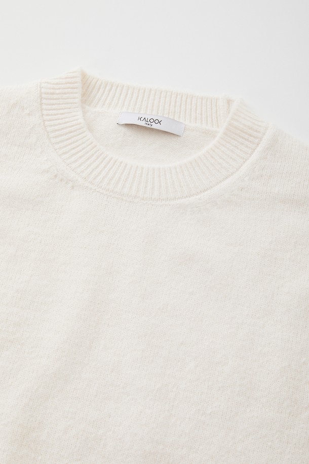 아이보리와 화이트 컬러의 멀티컬러 에어울 긴팔 니트 CNIT109입니다. 부드러운 촉감의 울(Wool) 혼방 소재로 제작되어 가을, 겨울 시즌에 따뜻하게 착용하기 좋습니다. 라운드넥 디자인에 루즈핏으로 편안한 착용감을 선사하며, 크롭 기장으로 트렌디한 스타일을 연출합니다. 베이직하고 미니멀한 무드의 무지 디자인으로 다양한 룩에 활용하기 좋은 캐주얼한 긴팔 니트입니다.
