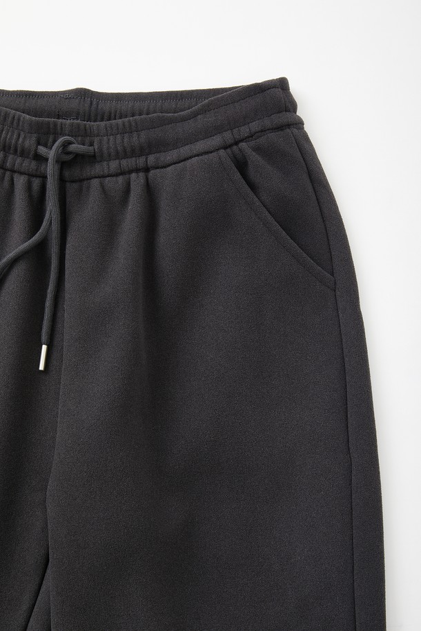 따뜻함과 편안함을 동시에 선사하는 일자핏 보아털 스판 플리스 팬츠 CPT171입니다. 부드러운 촉감의 플리스 소재와 스판덱스의 혼방으로 제작되어 활동성을 높였으며, 안감은 보아털로 마감하여 뛰어난 보온성을 제공합니다. 허리 밴딩 처리로 편안한 착용감을 선사하며, 무지 디자인과 레귤러핏으로 다양한 스타일 연출에 용이합니다. 일상생활은 물론, 집콕룩과 산책룩으로 활용하기 좋으며, 캐주얼, 미니멀, 클래식 스타일을 즐겨 입는 분들께 추천합니다.
