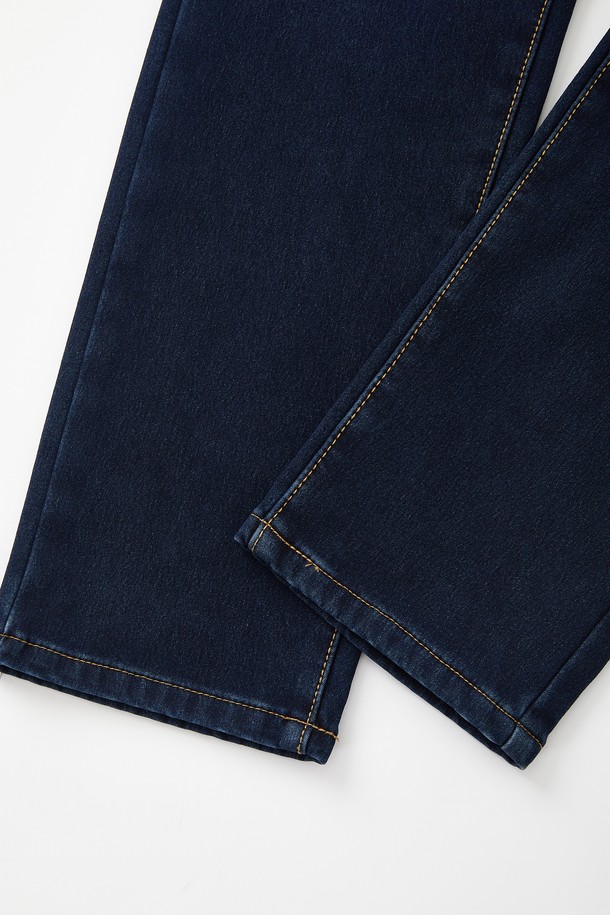 레귤러핏으로 편안하게 떨어지는 진청 데님 팬츠 CJN114입니다. 가을, 겨울 시즌에 어울리는 두꺼운 두께감과 기모 안감으로 따뜻하게 착용할 수 있습니다. 스판 소재를 사용하여 활동성을 높였으며, 베이직하고 캐주얼한 스타일로 출근룩, 캠핑룩 등 다양한 TPO에 활용 가능합니다. 무지 디자인으로 어떤 상의와도 쉽게 매치할 수 있어 활용도가 높습니다. 캐주얼, 클래식, 미니멀 스타일을 즐겨 입는 분들께 추천합니다.
