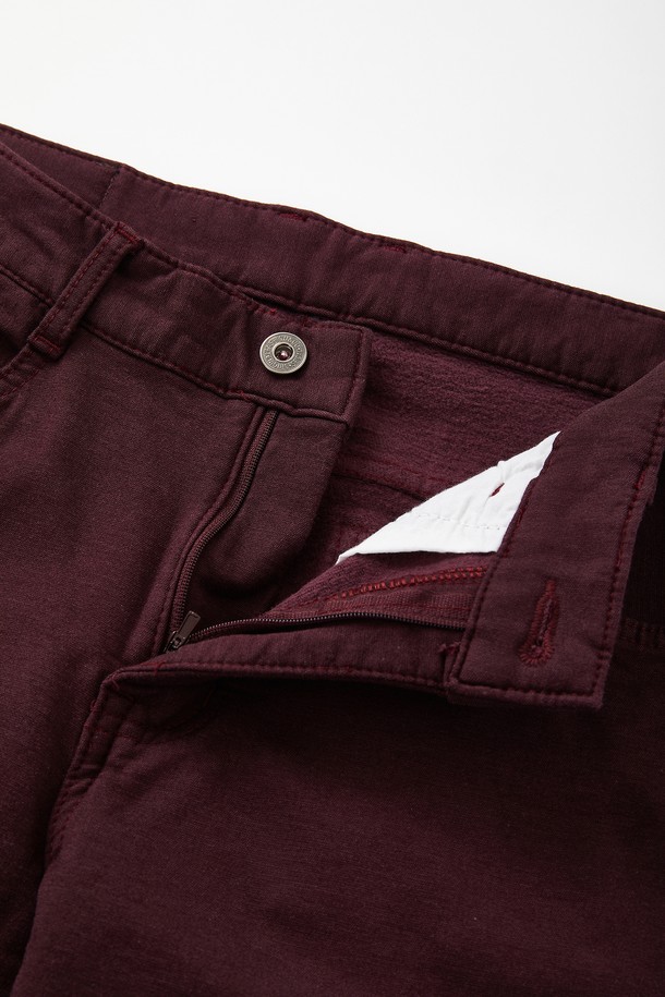 **베이직 기모 스판 팬츠 CPT174**는 가을과 겨울에 따뜻하게 착용할 수 있는 남녀 공용 긴바지입니다. 부드러운 기모 안감과 스판덱스 혼방으로 제작되어 편안한 착용감을 제공하며, 레귤러핏으로 제작되어 어떤 스타일에도 잘 어울립니다. 와인, 버건디 두 가지 색상으로 제공되며, 캐주얼, 클래식, 미니멀 스타일의 출근룩, 모임룩에 활용하기 좋습니다. 무지 디자인으로 다양한 상의와 매치하기 용이하며, 뛰어난 보온성을 자랑합니다.
