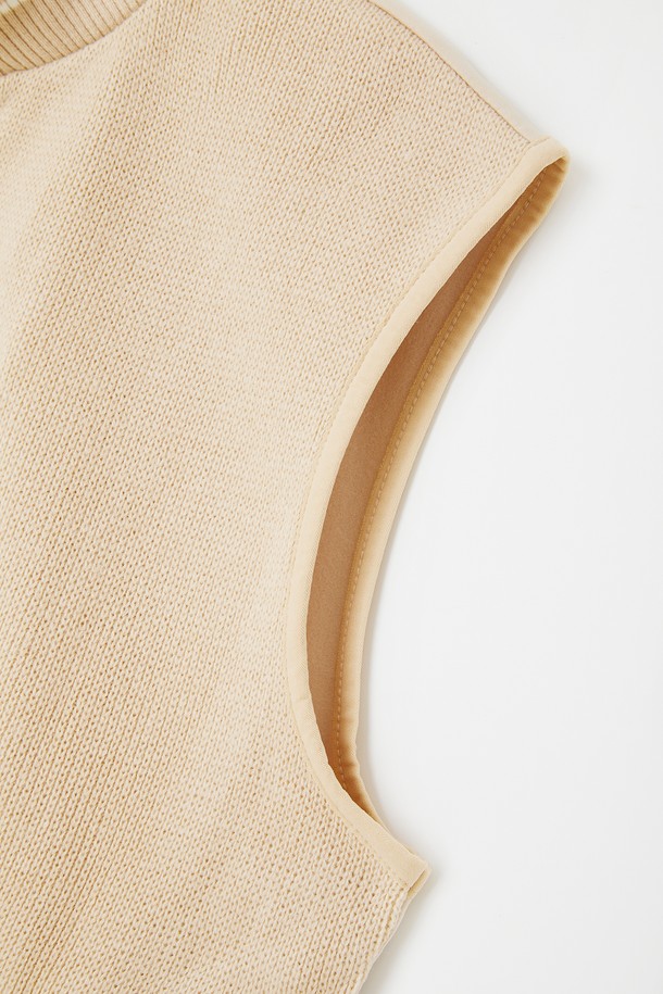 리어(Rear) 스판 경량 니트 조끼 CNIT113은 베이직한 스타일의 공용 제품으로, 봄, 여름, 가을, 겨울 사계절 모두 활용 가능한 아이템입니다. 베이지와 그레이 두 가지 색상으로 출시되어, 어떤 옷에도 쉽게 매치할 수 있습니다. 폴리에스터, 아크릴, 폴리우레탄 혼방 소재로 제작되어 가볍고 편안한 착용감을 선사하며, 민소매 라운드넥 디자인으로 답답함 없이 시원하게 입을 수 있습니다. 집콕룩, 산책룩, 여행룩 등 다양한 TPO에 미니멀, 캐주얼, 클래식 스타일로 연출하기 좋습니다.
