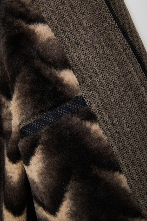 자카드 보아털 블루종 점퍼 CJP153는 캐주얼 스타일의 아우터입니다. 블랙브라운 컬러의 자카드 패턴이 돋보이며, 봄, 여름, 가을, 겨울 사계절 모두 착용 가능합니다. 집업 스타일로 간편하게 입고 벗을 수 있으며, 슬림, 베이직핏, 오버핏 등 다양한 핏으로 연출할 수 있습니다. 부드러운 보아털 촉감의 폴리에스터 소재로 제작되었으며, 안감은 전체 폴리에스터 100%로 마감되어 있습니다. 여행룩, 캠핑룩, 집콕룩 등 TPO에 맞춰 미니멀하고 고프코어 스타일을 연출해보세요.
