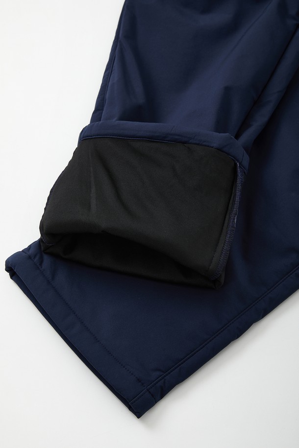 헤비 밴딩 일자 패딩 팬츠 CPT167는 블랙과 네이비 두 가지 색상으로 제공됩니다. 일상, 출근룩, 캠핑룩 등 다양한 TPO에 활용 가능한 패딩 팬츠로, 봄, 여름, 가을, 겨울 사계절 모두 착용 가능합니다. 폴리에스터와 폴리우레탄 혼방 소재로 제작되어 넉넉한 와이드핏과 레귤러핏으로 편안한 착용감을 선사합니다. 헤비 두께감의 패딩 안감과 밴딩 처리로 보온성을 높였으며, 캐주얼, 미니멀, 시티보이 스타일을 연출하기 좋습니다.
