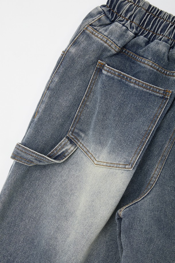 루즈핏 밴딩 카펜터 데님 팬츠 CJN112는 편안한 착용감과 캐주얼한 스타일을 동시에 만족시키는 데님 팬츠입니다. 봄, 여름, 가을, 겨울 사계절 모두 활용 가능하며, 넉넉한 루즈핏으로 활동성을 높였습니다. 허리 밴딩 처리로 편안함을 더했으며, 워크웨어 스타일을 연출하기 좋은 카펜터 디자인이 특징입니다. 시원한 블루 컬러의 데님 소재로 제작되어 미니멀한 스타일까지 소화할 수 있습니다. 면 소재 특유의 부드러운 촉감과 데님 특유의 자연스러운 질감이 매력적인 제품입니다.
