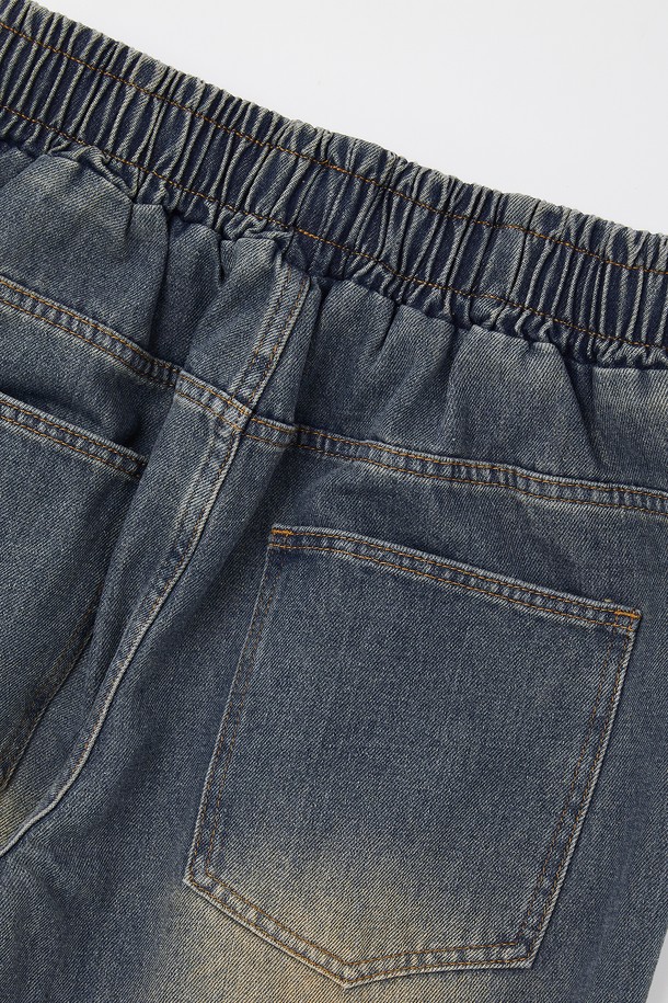 루즈핏 워싱 밴딩 데님 팬츠 CJN113은 캐주얼, 미니멀, 시티보이 스타일을 아우르는 데님 팬츠입니다. 봄, 여름, 가을, 겨울 사계절 모두 착용 가능하며, 데이트룩, 여행룩에 적합합니다. 밴딩 처리로 편안한 착용감을 선사하며, 워싱 디테일이 빈티지한 멋을 더합니다. 루즈핏으로 활동성을 높였으며, 면 소재로 제작되어 편안한 착용감을 제공합니다. 신축성은 보통 수준입니다.
