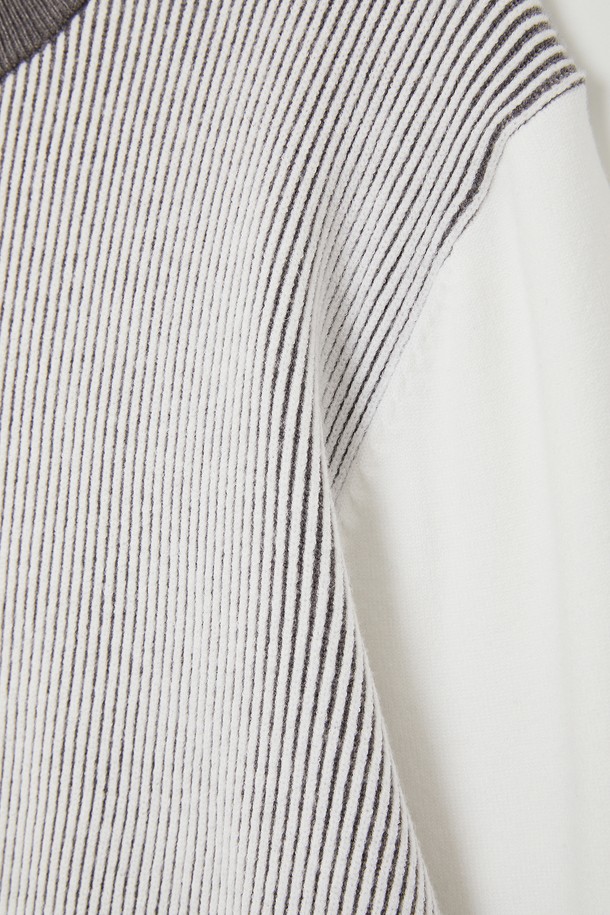 마이크로 스트라이프 라운드 니트 CNIT115는 베이직한 스타일의 상의입니다. 비스코스 78%와 폴리에스터 22% 혼방 소재로 제작되어 사계절 내내 착용 가능하며, 신축성이 있어 편안한 착용감을 제공합니다. 라운드넥 디자인에 화이트 컬러, 스트라이프 패턴으로 미니멀, 클래식, 캐주얼 스타일 모두 소화 가능합니다. 출근룩, 비즈니스 캐주얼, 데이트룩 등 다양한 TPO에 활용할 수 있는 실용적인 아이템입니다. 베이직핏으로 제작되었습니다.
