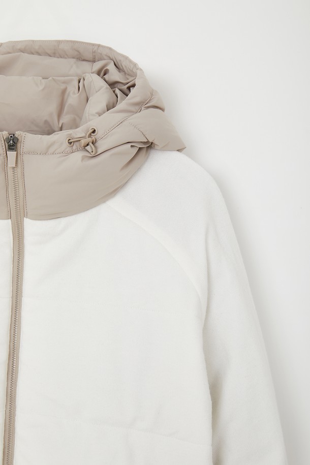 여성 방풍 후드 패딩 점퍼 CJP157은 가을, 겨울 시즌에 골프 및 일상에서 활용하기 좋은 베이직 스타일의 패딩 점퍼입니다. 아이보리와 차콜 두 가지 색상으로 출시되었으며, 숏 기장에 집업 여밈 방식으로 편안하게 착용할 수 있습니다. 비스코스, 폴리에스터, 나일론 혼방 소재로 제작되어 두꺼운 두께감과 뛰어난 보온성을 자랑하며, 방풍 기능으로 추운 날씨에도 따뜻함을 유지해줍니다. 베이직핏 디자인에 무지 패턴으로 미니멀하고 캐주얼한 스타일을 연출할 수 있으며, 긴 소매와 후드 타입으로 활동성을 더했습니다. 내부는 폴리에스터 안감으로 마감되어 부드러운 촉감을 선사합니다.
