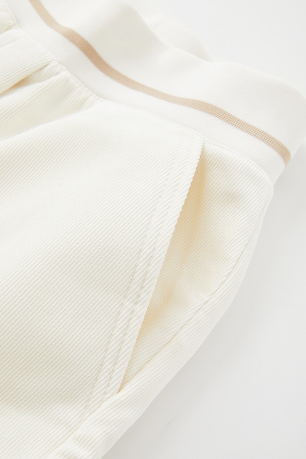 여성 밴딩 코듀로이 기모 팬츠 CPT178는 캐주얼, 클래식, 미니멀 스타일을 모두 아우르는 일자핏 팬츠입니다. 아이보리, 네이비 두 가지 색상으로 출시되어 데일리룩은 물론 골프웨어로도 활용 가능하며, 사계절 내내 착용할 수 있습니다. 부드러운 코듀로이 소재에 기모 안감을 더해 보온성을 높였으며, 밴딩 허리와 카고 포켓, 사선 주머니 디자인으로 기능성과 디자인을 동시에 잡았습니다. 두꺼운 두께감으로 겨울철에도 따뜻하게 착용할 수 있는 실용적인 아이템입니다.
