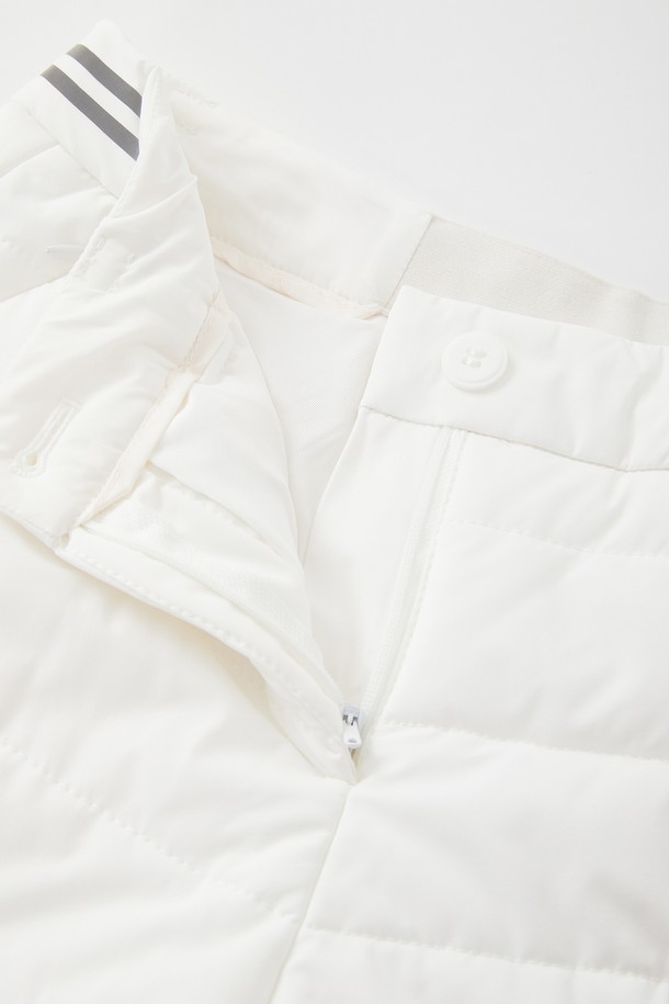 여성 일자핏 밴딩 패딩 팬츠 CPT177은 한겨울에도 따뜻하게 착용 가능한 패딩 팬츠입니다. 아이보리와 블랙 두 가지 색상으로 출시되었으며, 데일리룩과 스포티룩 모두 소화 가능한 활용도 높은 아이템입니다. 가볍고 따뜻한 폴리에스터 소재에 허리 밴딩 처리로 편안한 착용감을 선사합니다. 하단 지퍼 포켓 디테일이 기능성과 디자인을 동시에 만족시키며, 일자핏으로 다리가 길어 보이는 효과를 줍니다. 스포티한 스타일을 즐기는 여성분들께 추천합니다.
