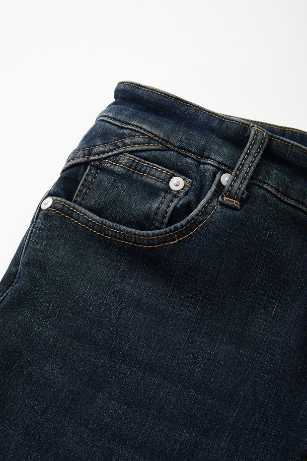 울트라웜 융기모 스판 데님 팬츠 CJN115는 겨울철 추위에도 끄떡없는 보온성을 제공하는 남녀 공용 데님 팬츠입니다. 다크 블루 컬러의 일자핏 디자인으로 캐주얼하고 베이직한 스타일을 연출하며, 부드러운 촉감의 융기모 안감으로 편안한 착용감을 선사합니다. 데님, 면, 폴리우레탄 혼방 소재에 신축성을 더해 활동성을 높였으며, 두꺼운 두께감으로 따뜻함을 유지해줍니다. 무지 패턴과 워싱 디테일이 돋보이는 이 데님 팬츠는 일상생활에서 폭넓게 활용할 수 있습니다.
