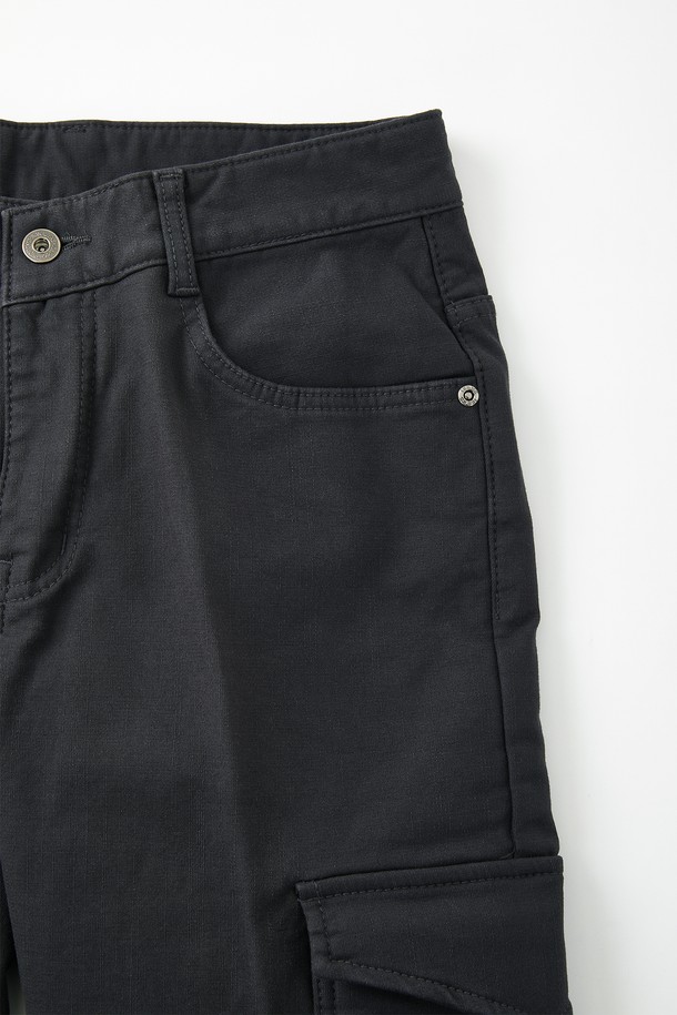 기모 스판 카고 팬츠 CPT176은 남성용으로, 가을과 겨울에 따뜻하게 입을 수 있는 긴 기장의 바지입니다. 차콜과 블랙 두 가지 색상으로 제공되며, 캐주얼, 워크웨어, 미니멀 스타일을 추구하는 분들께 적합합니다. 면, 폴리우레탄, 스판덱스, 기모 소재로 제작되어 신축성이 뛰어나고 보온성이 우수하며, 레귤러핏과 일자핏으로 편안한 착용감을 선사합니다. 플랩 카고 포켓과 리벳 서브 포켓 디테일이 돋보이며, 출근룩과 캠핑룩 등 다양한 TPO에 활용 가능합니다.
