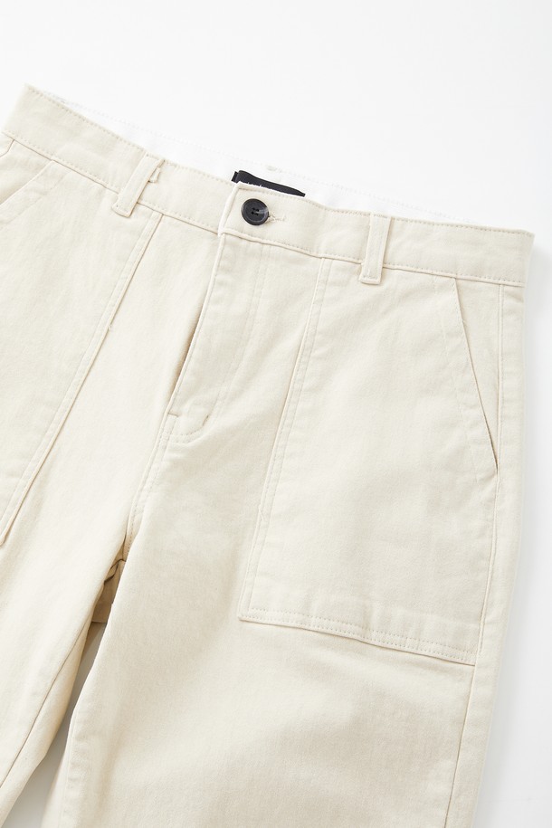 일자핏 사방 스판 기모 퍼티그 팬츠 CPT179는 남녀 모두 착용 가능한 겨울용 바지입니다. 면과 폴리우레탄 혼방 소재로 제작되어 편안한 착용감과 활동성을 제공하며, 안감 기모 처리로 보온성을 높였습니다. 캐주얼, 미니멀, 클래식 스타일을 아우르는 디자인으로, 일상 및 캐주얼한 착장에 활용하기 좋습니다. 블랙, 카키, 모카, 크림 4가지 색상으로 출시되어 다양한 스타일 연출이 가능합니다. 레귤러핏으로 제작되어 편안하면서도 깔끔한 실루엣을 연출합니다.
