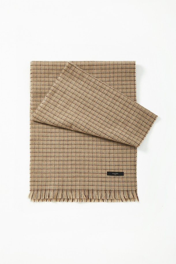 클래식 테슬 울 체크 머플러 CMU101은 겨울철 포근함과 스타일을 동시에 선사하는 머플러입니다. 베이지, 카키브라운, 딥베이지 3가지 색상으로 출시되어, 출근룩과 모임룩에 모두 잘 어울립니다. 아크릴과 울 소재 혼방으로 제작되어 부드러운 촉감과 뛰어난 보온성을 자랑하며, 두꺼운 두께감으로 따뜻하게 착용할 수 있습니다. 클래식한 체크 패턴과 테슬 디자인이 더해져 미니멀, 캐주얼 스타일에도 포인트 아이템으로 활용하기 좋습니다.
