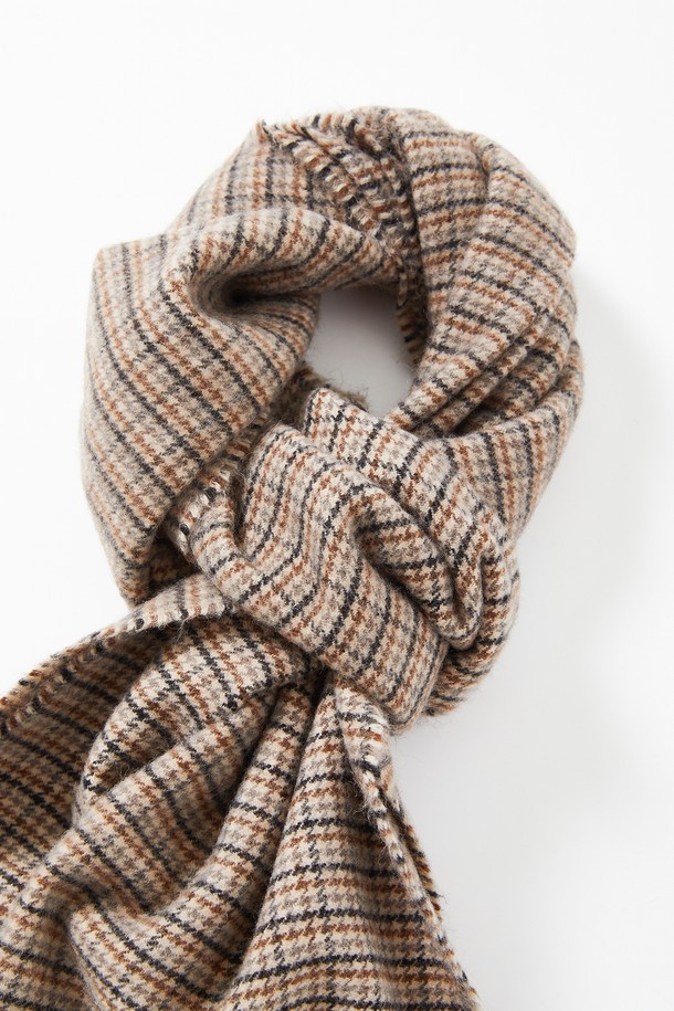 클래식 테슬 울 체크 머플러 CMU101은 베이지, 카키브라운, 딥베이지 3가지 색상으로 출시되어, 어떤 스타일에도 부드럽게 매치됩니다. 아크릴과 울 혼방 소재로 제작되어 부드러운 촉감과 뛰어난 보온성을 자랑하며, 봄, 가을, 겨울 세 계절 모두 활용 가능합니다. 체크 패턴과 테슬 디자인이 클래식하면서도 캐주얼한 무드를 선사하여, 출근룩이나 모임룩에 포인트를 더합니다. 데일리 머플러로 활용하여 스타일리시함과 따뜻함을 동시에 느껴보세요.
