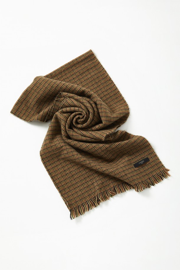 클래식 테슬 울 체크 머플러 CMU101은 베이지, 카키브라운, 딥베이지 3가지 색상으로 제공되는 공용 머플러입니다. 아크릴과 울 혼방 소재로 제작되어 봄, 가을, 겨울 모두 따뜻하게 착용할 수 있습니다. 클래식한 체크 패턴과 태슬 디테일이 돋보이며, 출근룩과 모임룩에 포인트를 더하기 좋습니다. 미니멀, 캐주얼 스타일에도 잘 어울려 다양한 코디에 활용 가능한 머플러입니다. 부드러운 촉감과 은은한 색감으로 고급스러운 분위기를 연출합니다.
