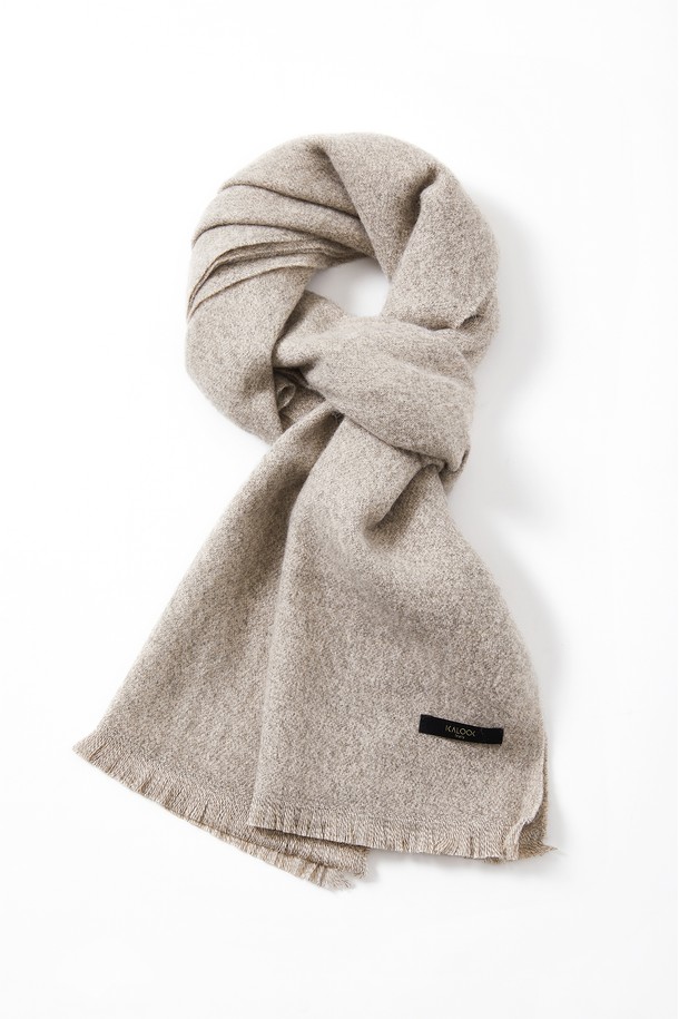 멀티컬러 보카시 머플러 CMU103은 블랙, 그레이, 아이보리, 베이지, 라이트브라운 5가지 색상으로 출시되어 겨울철 보온성을 책임지는 머플러입니다. 아크릴 소재로 제작되어 부드러운 촉감을 선사하며, 두꺼운 두께감과 보카시 무늬가 특징입니다. 출근룩과 연말 모임룩에 모두 잘 어울리는 클래식, 미니멀, 캐주얼 스타일을 연출할 수 있습니다. 수술 디테일이 포인트로 더해져 세련된 분위기를 더합니다. 데일리 머플러로 활용하여 따뜻하고 스타일리시한 겨울을 보내세요.
