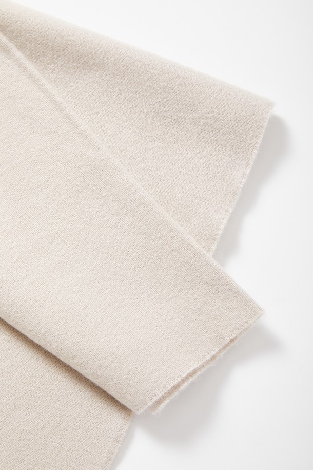 부드러운 아크릴 100% 소재로 제작되어 포근한 착용감을 선사하는 멀티컬러 보카시 머플러 CMU103입니다. 겨울철 추위를 막아주는 두꺼운 두께감으로 따뜻하게 착용할 수 있으며, 캐주얼 및 미니멀 스타일 모두 소화 가능한 베이직한 디자인입니다. 블랙, 그레이, 아이보리, 베이지, 라이트브라운 등 다양한 컬러 옵션으로 준비되어 있으며, 보카시 무늬와 수술 디테일이 포인트입니다. 남녀 공용으로 활용 가능하며, 일상에서 폭넓게 활용하기 좋은 머플러입니다.
