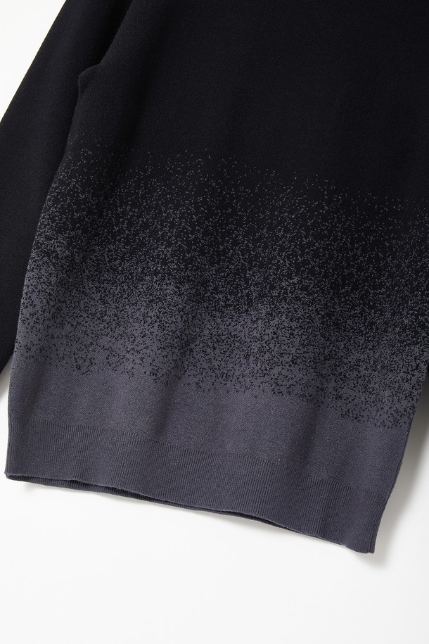 도트 그라데이션 라운드 니트 CNIT116은 남녀 공용으로, 블랙과 그레이 두 가지 색상으로 제공됩니다. 비스코스와 폴리에스테르 혼방 소재로 제작되어 부드러운 촉감과 좋은 신축성을 자랑합니다. 라운드넥에 긴소매 기장으로, 봄, 가을, 겨울 세 계절 모두 활용 가능합니다. 도트와 그라데이션 패턴이 돋보이는 베이직핏의 캐주얼 니트로, 미니멀하고 클래식한 스타일을 연출하기 좋습니다. 일상 및 캐주얼 룩에 편안하게 매치하여 모던한 분위기를 더해보세요.
