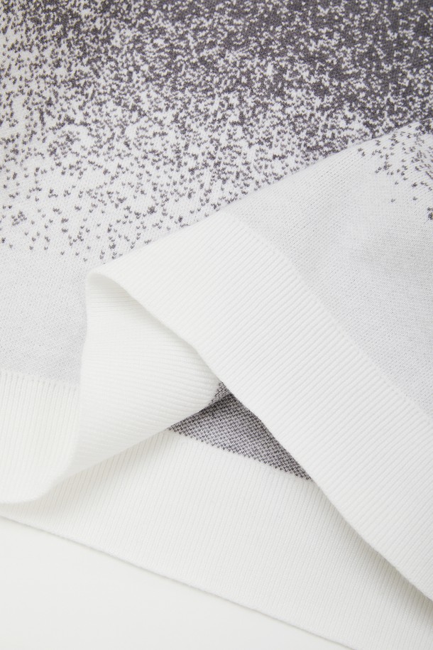 도트 그라데이션 라운드 니트 CNIT116은 남성용 상의 니트/스웨터입니다. 가을, 겨울 시즌에 어울리는 베이직하고 캐주얼한 스타일로, 출근룩과 비즈니스 캐주얼에 적합합니다. 라운드넥에 긴소매, 레귤러핏 디자인으로 제작되었으며, 비스코스, 폴리에스테르 혼방 소재로 부드러운 착용감과 좋은 신축성을 제공합니다. 블랙, 그레이 두 가지 컬러에 도트와 그라데이션 패턴이 돋보이는 레귤러 기장의 니트입니다. 캐주얼, 미니멀, 클래식 스타일을 연출하기 좋습니다.
