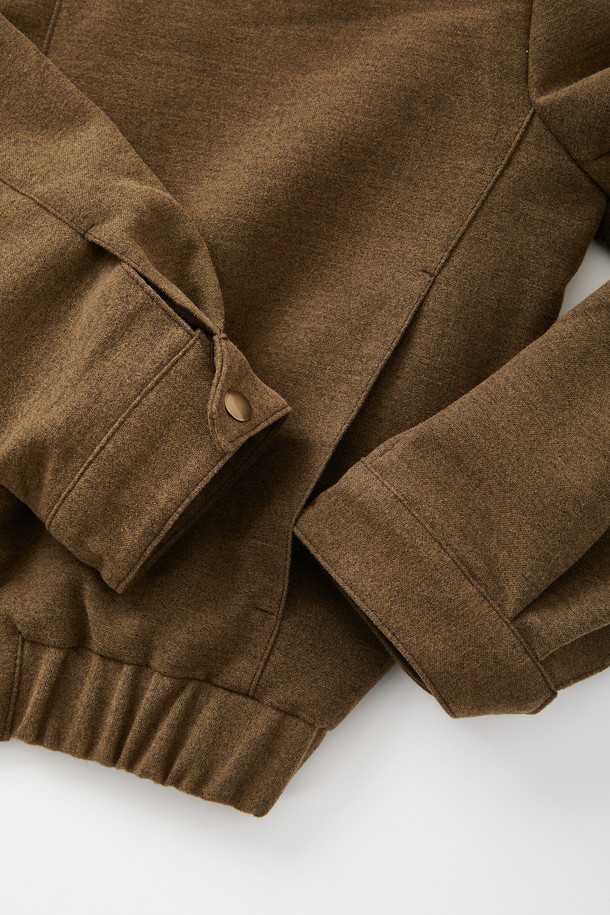 IKALOOK(이칼룩) 버프숄더 하이넥 블루종 점퍼 CJP106입니다. 캐주얼한 스타일의 무지 디자인으로, 봄, 가을에 데일리룩과 동네 마실룩, 봄 소풍룩에 적합합니다. 루즈핏으로 편안하게 착용 가능하며, 면, 레이온, 아크릴 혼방 소재로 제작되어 보통 두께감을 자랑합니다. 하이넥 디자인과 버프 숄더 디테일이 특징이며, 소매는 긴 소매, 여밈 방식은 스냅 버튼으로 간편하게 연출할 수 있습니다. 베이지, 블랙 두 가지 색상으로 만나보세요. 안감은 폴리에스터로 제작되었습니다. 
