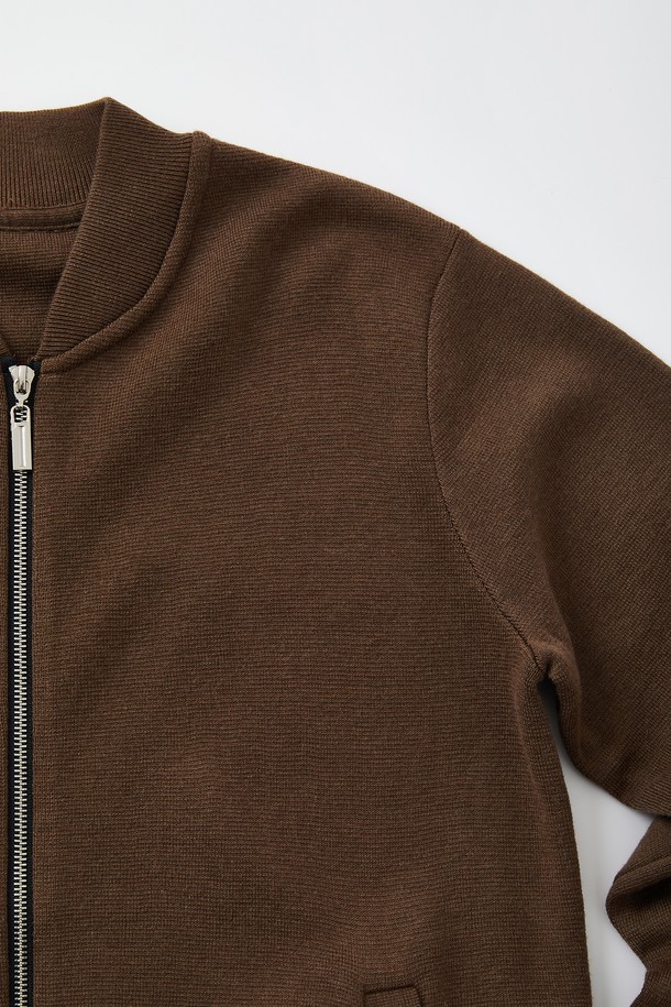 IKALOOK(이카룩) 니트 집업 블루종 가디건 CJP104는 남성을 위한 데일리 아우터입니다. 부드러운 촉감의 폴리에스터, 아크릴, 폴리아미드 혼방 소재로 제작되어 봄, 가을에 착용하기 좋습니다. 베이직핏으로 캐주얼하고 미니멀한 스타일을 연출하며, 집업 여밈 방식과 시보리 밑단, 소매가 특징입니다. 그레이, 블랙, 브라운 세 가지 색상으로 제공되며, 중간 두께감의 레귤러 기장으로 편안하게 착용할 수 있습니다.
