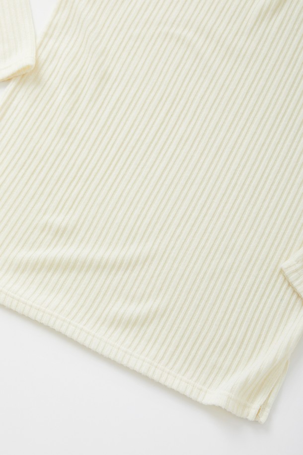 IKALOOK (이깔룩) 봄가을 라이트 골지 긴팔 니트 CNIT101는 여성스러운 데이트룩과 카페룩을 위한 베이직 스타일의 상의입니다. 부드러운 레이온 혼방 플리 원단으로 제작되어 편안한 착용감을 선사하며, 가을, 봄 시즌에 데일리 이너로 활용하기 좋습니다. 베이직핏에 브이넥 디자인으로 어떤 하의와도 잘 어울리는 실용적인 아이템입니다. 골지 패턴으로 은은한 포인트를 더했으며, 블랙, 아이보리, 브라운 세 가지 컬러로 만나볼 수 있습니다. 미니멀, 클래식, 캐주얼 등 다양한 스타일을 연출해보세요.
