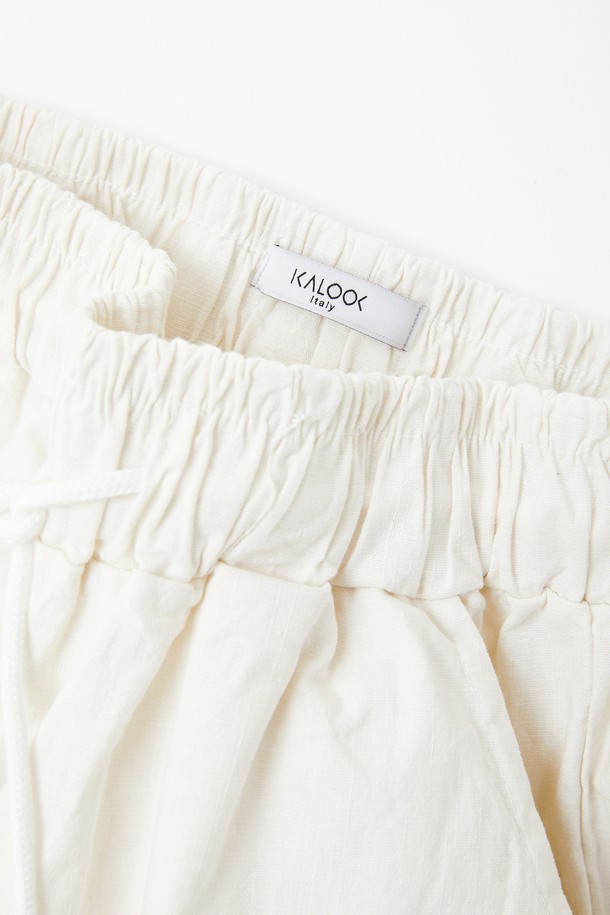 IKALOOK 린넨 워싱 밴딩 와이드 팬츠 CPT108는 린넨, 면, 스판덱스 혼방으로 제작되어 부드러운 촉감과 편안한 착용감을 선사합니다. 봄, 여름, 가을 시즌에 활용하기 좋은 긴 기장의 와이드핏 팬츠로, 블랙, 카키, 아이보리, 모카 4가지 색상으로 출시되었습니다. 넉넉한 실루엣과 사선 포켓 디자인으로 캐주얼하면서도 베이직한 스타일을 연출하며, 허리 밴딩으로 활동성을 높였습니다.
