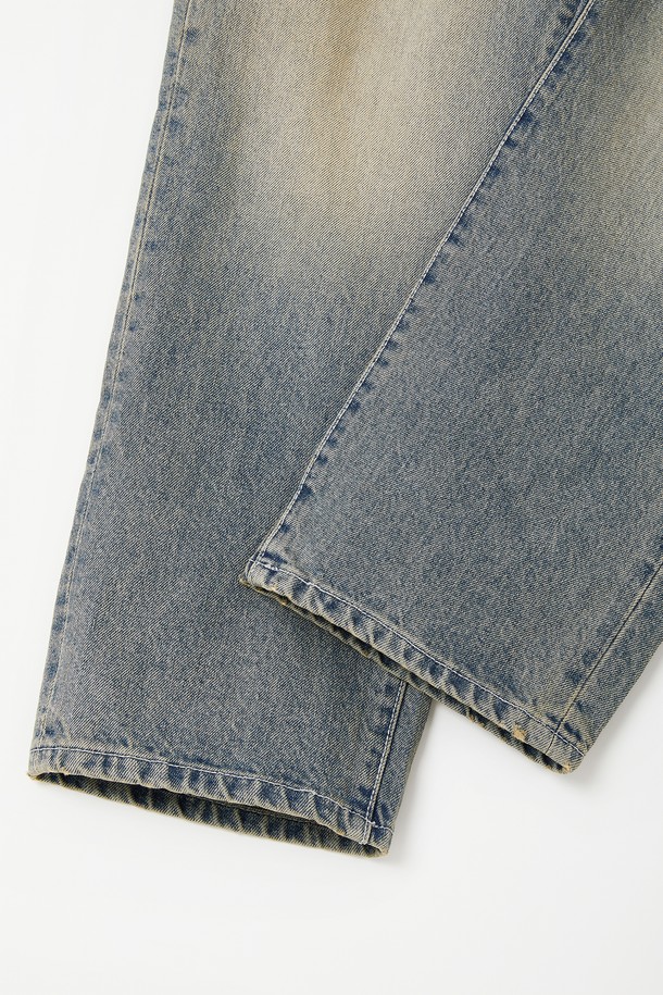 루즈핏 빈티지 밴딩 데님 팬츠 CJN102는 편안함과 스타일을 모두 잡은 데님 팬츠입니다. 연청 컬러의 데님 소재에 빈티지 워싱 디테일을 더해 캐주얼한 무드를 연출합니다. 밴딩 처리로 편안한 착용감을 제공하며, 루즈핏 디자인으로 활동성을 높였습니다. 봄, 여름, 가을 3계절 모두 활용 가능한 실용적인 아이템입니다. 일상 속에서 편안하게 즐겨 입을 수 있는 데일리 팬츠입니다.
