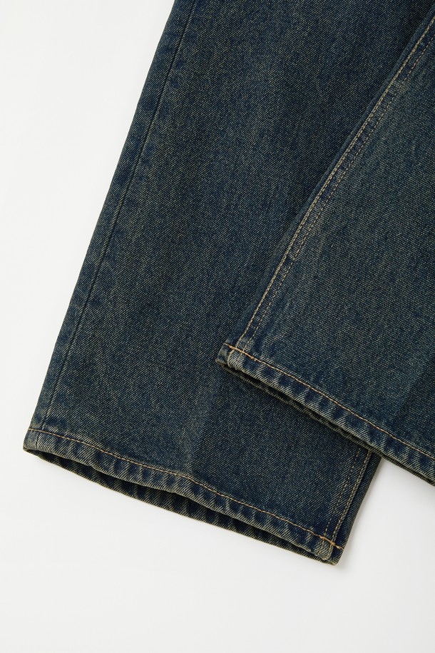 루즈핏으로 편안함을 강조한 남성용 빈티지 데님 팬츠 CJN102입니다. 봄, 여름, 가을 3계절 착용 가능하며, 캐주얼하고 빈티지한 스타일을 연출하기 좋습니다. 무지 디자인에 빈티지 워싱 디테일을 더해 자연스러운 멋을 살렸습니다. 허리 밴딩 처리로 활동성을 높였으며, 루즈핏으로 편안한 착용감을 제공합니다. 데님 소재로 제작되어 튼튼하고 오랫동안 즐겨 입을 수 있습니다.
