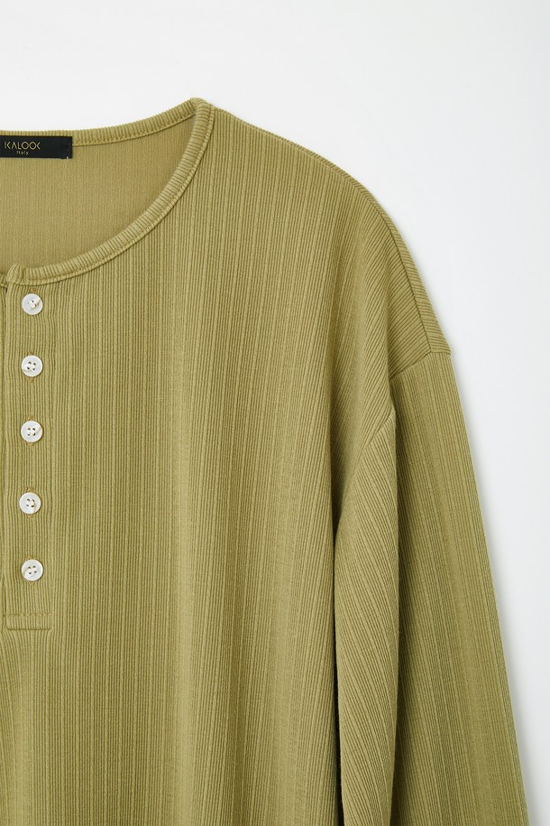 봄, 가을에 어울리는 헨리넥 긴팔 티셔츠입니다. 카키와 올리브 두 가지 색상으로 출시되어, 베이직하면서도 캐주얼한 스타일을 연출하기 좋습니다. 부드러운 면 소재로 제작되어 편안한 착용감을 선사하며, 레귤러핏으로 제작되어 부담 없이 착용할 수 있습니다. 버튼 디테일이 돋보이는 디자인으로, 일상복뿐만 아니라 출근룩으로도 활용 가능합니다.
