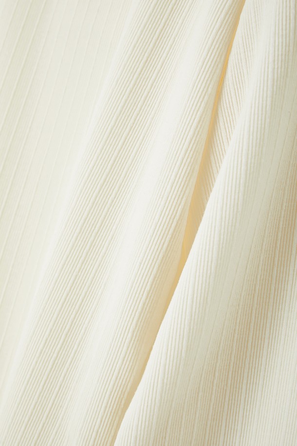 아이보리, 화이트 색상으로 출시된 봄, 가을용 브이넥 긴팔 티셔츠 CNIT103입니다. 베이직한 스타일의 레귤러핏 티셔츠로, 미니멀, 클래식, 캐주얼 룩 연출에 적합합니다. 긴 소매 기장과 무지 패턴으로 디자인되어 어떤 하의와도 쉽게 매치할 수 있습니다. 일상생활에서 편안하게 착용하기 좋은 아이템입니다.
