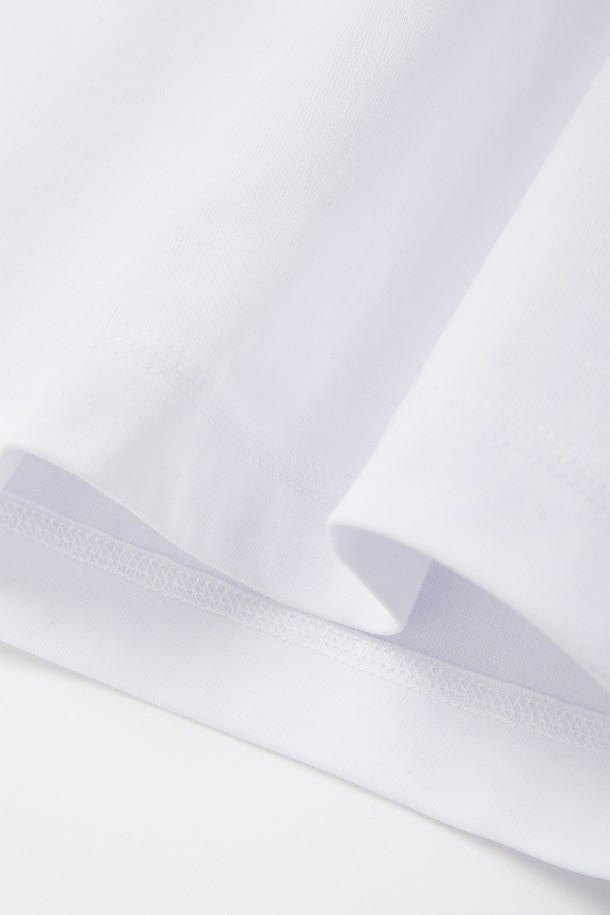 부드러운 촉감이 특징인 루즈핏 수피마 코튼 긴팔 티셔츠 CTEE108입니다. 봄, 가을에 어울리는 베이직하고 캐주얼한 스타일로, 편안하게 착용하기 좋습니다. 라운드넥 디자인에 무지 패턴으로 어떤 옷에도 쉽게 매치할 수 있으며, 넉넉한 루즈핏으로 활동성을 높였습니다. 고급 수피마 코튼 원단을 사용하여 부드러운 착용감을 선사합니다. 일상에서 편안하게 즐겨 입을 수 있는 기본 아이템입니다.
