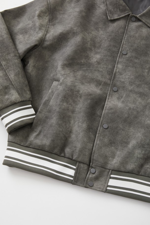 봄, 가을에 어울리는 오버핏 밴딩 에코레더 점퍼 CJP110입니다. 부드러운 촉감의 에코레더(합성가죽) 소재로 제작되었으며, 캐주얼한 무드의 그레이 컬러 무지 디자인입니다. 넉넉한 오버핏으로 편안한 착용감을 선사하며, 밴딩 및 스트라이프 립 디테일이 특징입니다. 데이트룩, 모임룩, 미니멀, 시크, 캐주얼 스타일 모두 소화 가능한 활용도 높은 아이템입니다. 긴 소매 기장의 집업 스타일 점퍼로 간절기 스타일링에 제격입니다.
