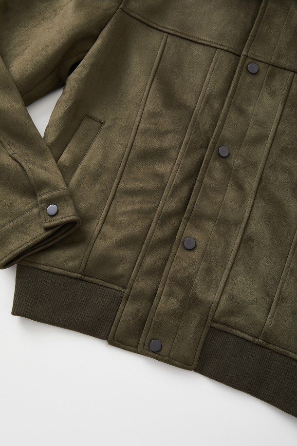 봄, 가을에 어울리는 '카라넥' 버튼 스웨이드 재킷 CJP111입니다. 부드러운 촉감의 스웨이드 소재로 제작되었으며, 레귤러 핏에 중간 두께감으로 간절기에 활용하기 좋습니다. 카키, 올리브 두 가지 색상으로 출시되어, 캐주얼 및 베이직 스타일을 연출하기 용이합니다. 긴 소매와 버튼 디테일이 돋보이며, 데일리룩에 포인트를 더해줍니다. 다양한 하의와 매치하여 클래식하고 미니멀한 무드를 즐겨보세요.
